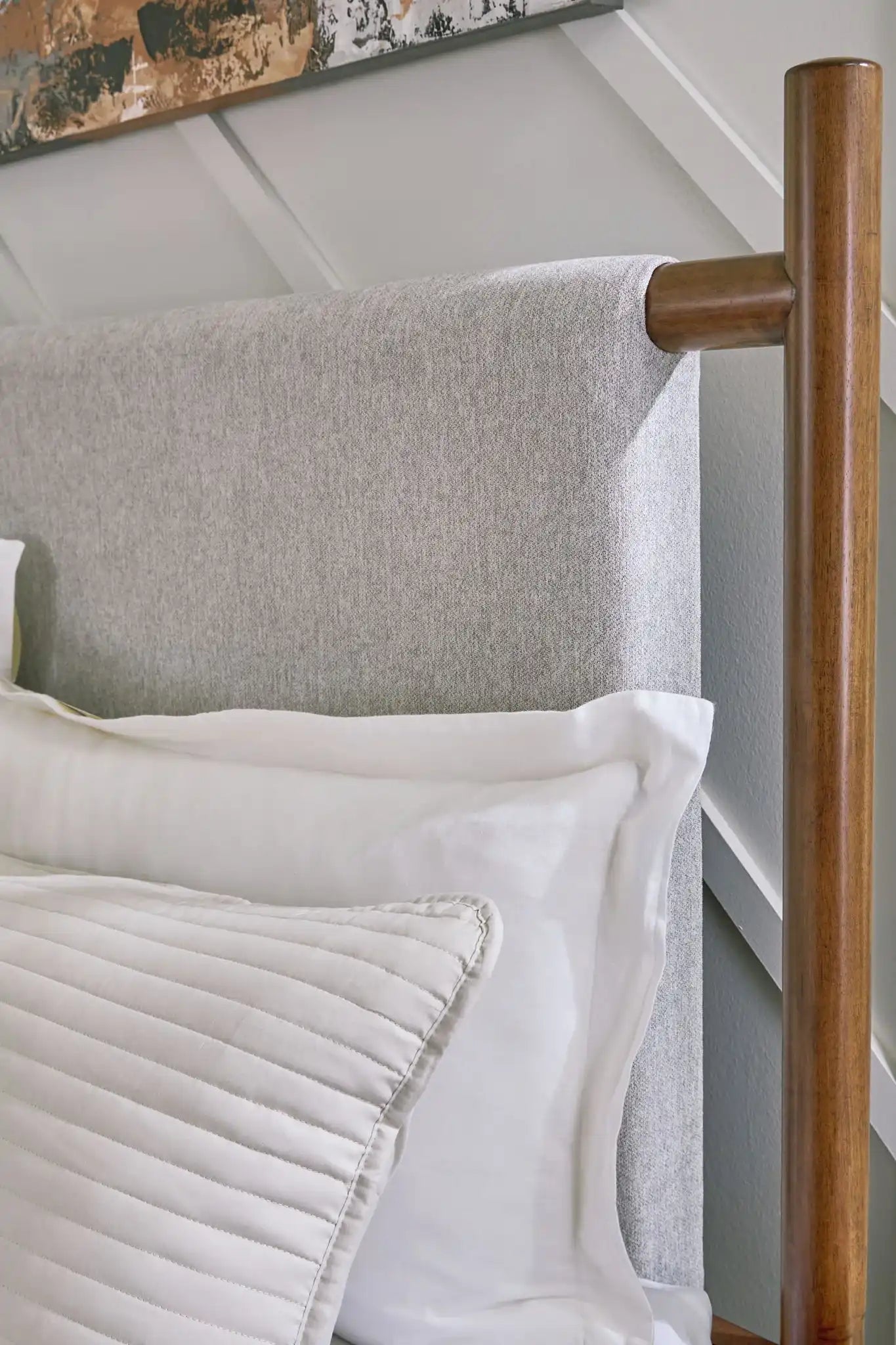 Lyncott - Upholstered Bed - Best Buy Furniture