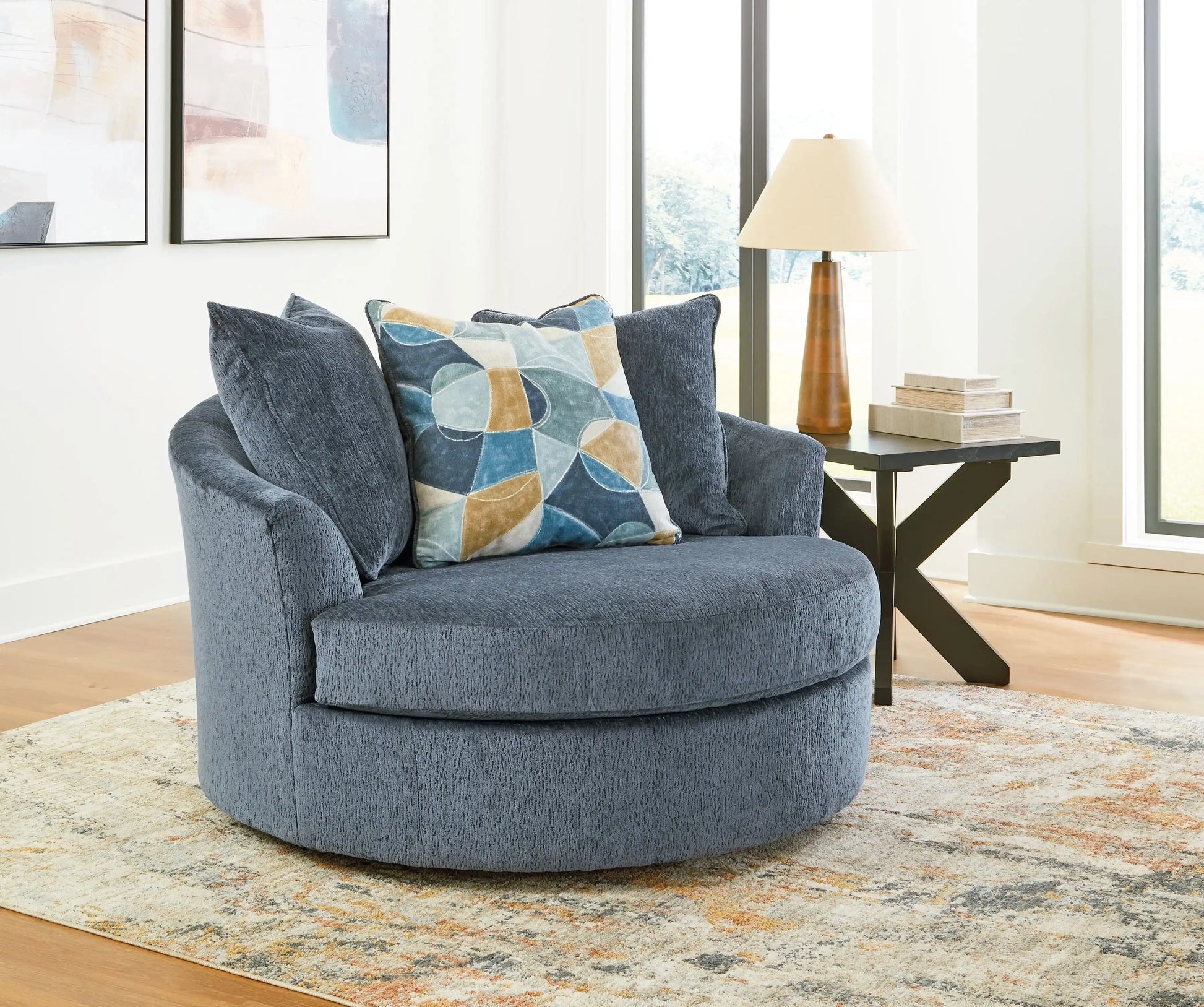 Maxon Place - Oversized Swivel Accent Chair - Best Buy Furniture