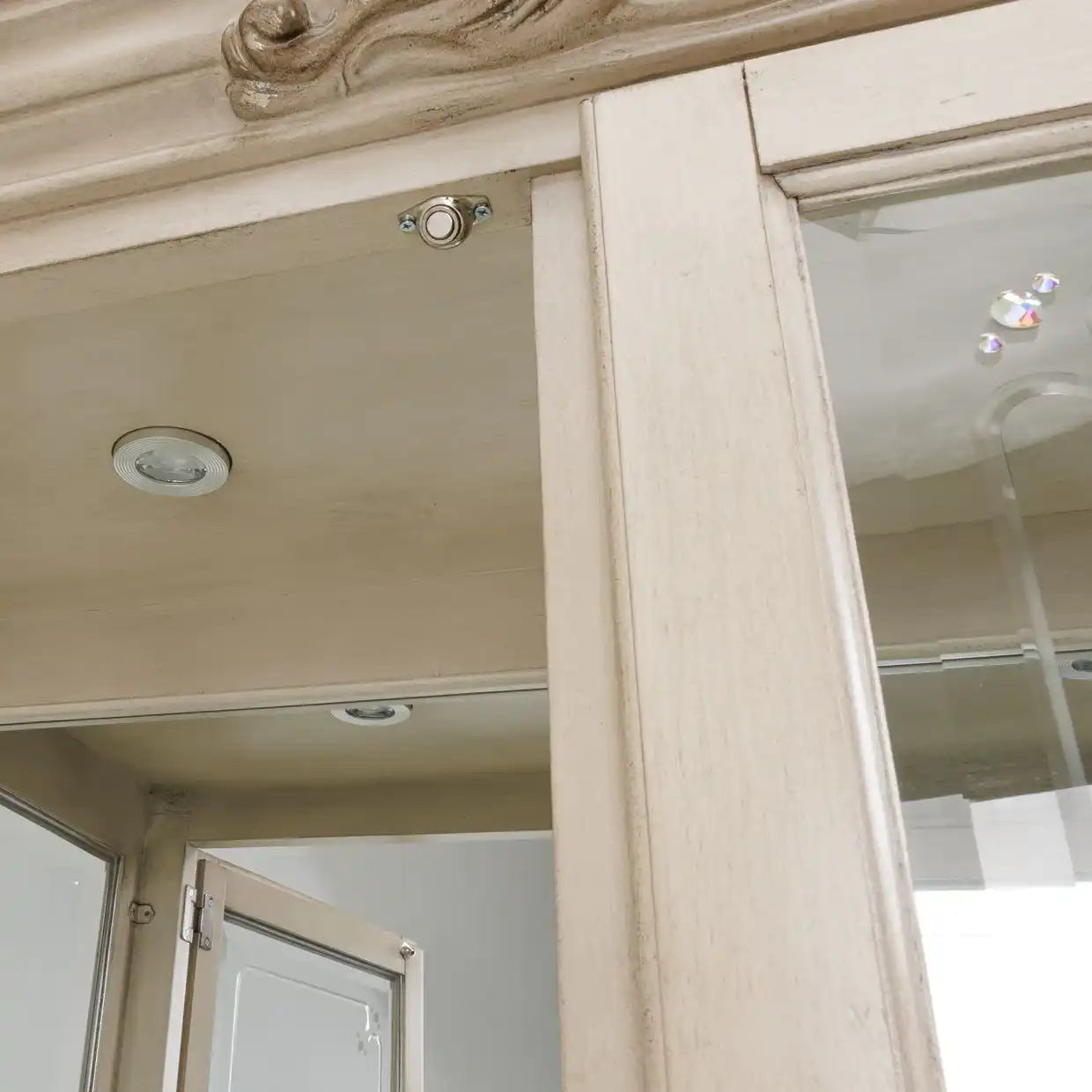 Platine de Royale - Curio Cabinet - Champagne - Best Buy Furniture