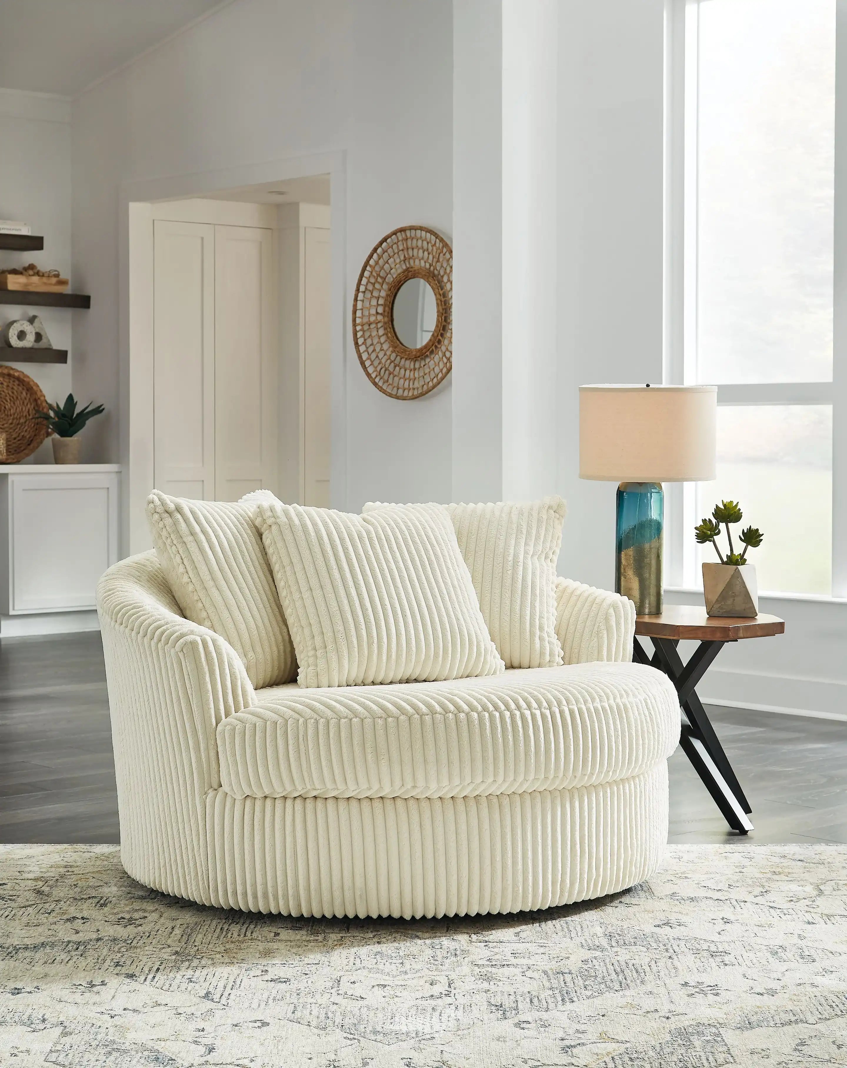 Lindyn - Oversized Swivel Accent Chair - Best Buy Furniture
