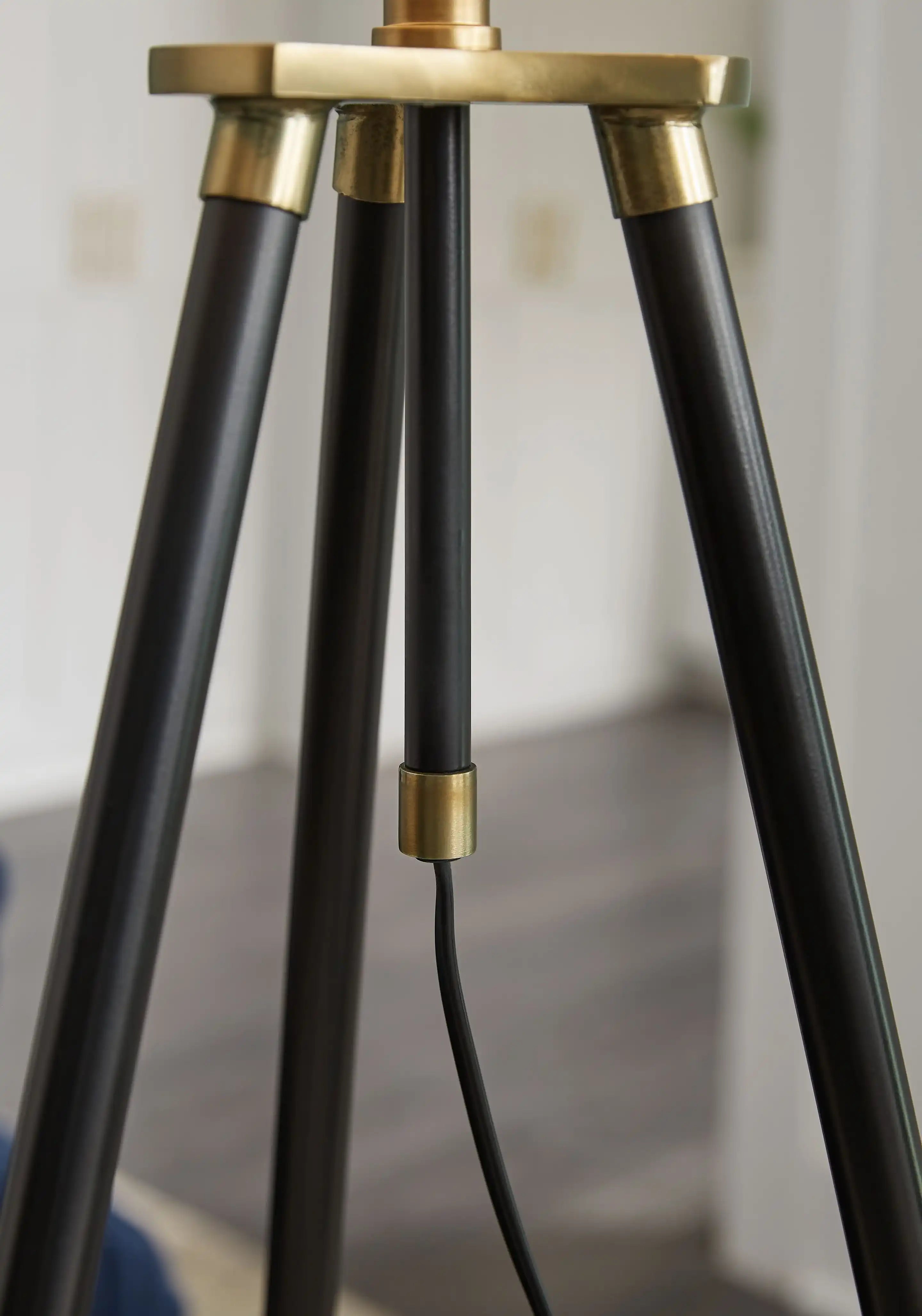 Cashner - Metal Floor Lamp - Black / Gold Finish - Best Buy Furniture