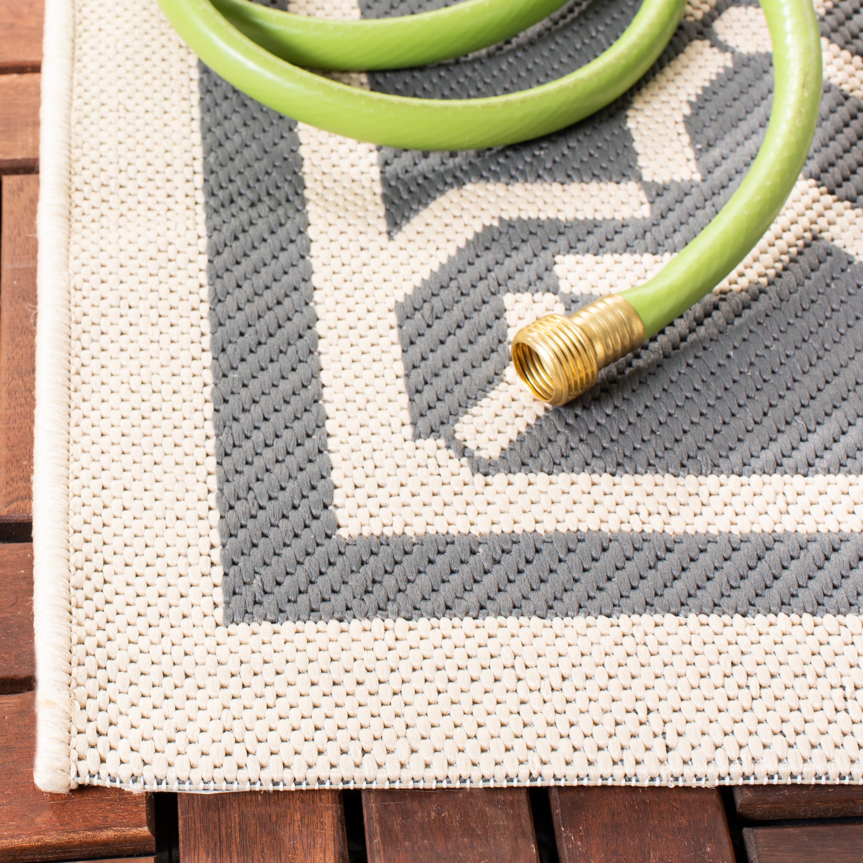 CY6916 COURTYARD GREEN BEIGE