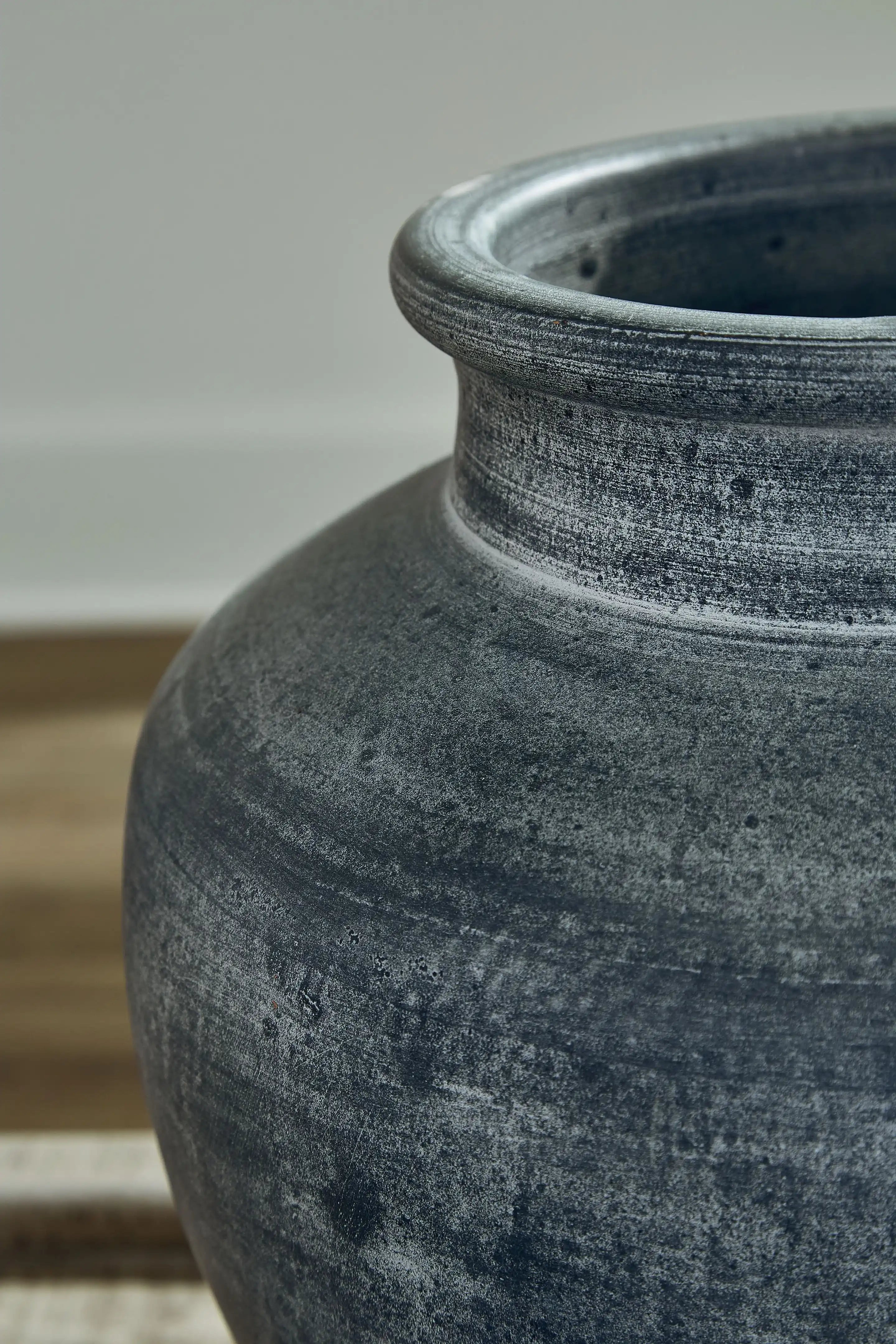 Meadie - 12" Vase - Best Buy Furniture