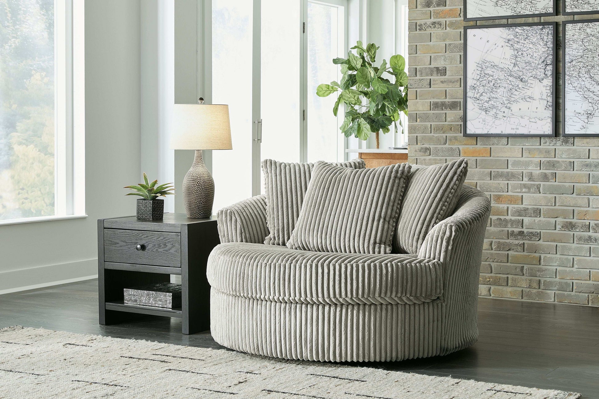 Lindyn - Oversized Swivel Accent Chair - Best Buy Furniture