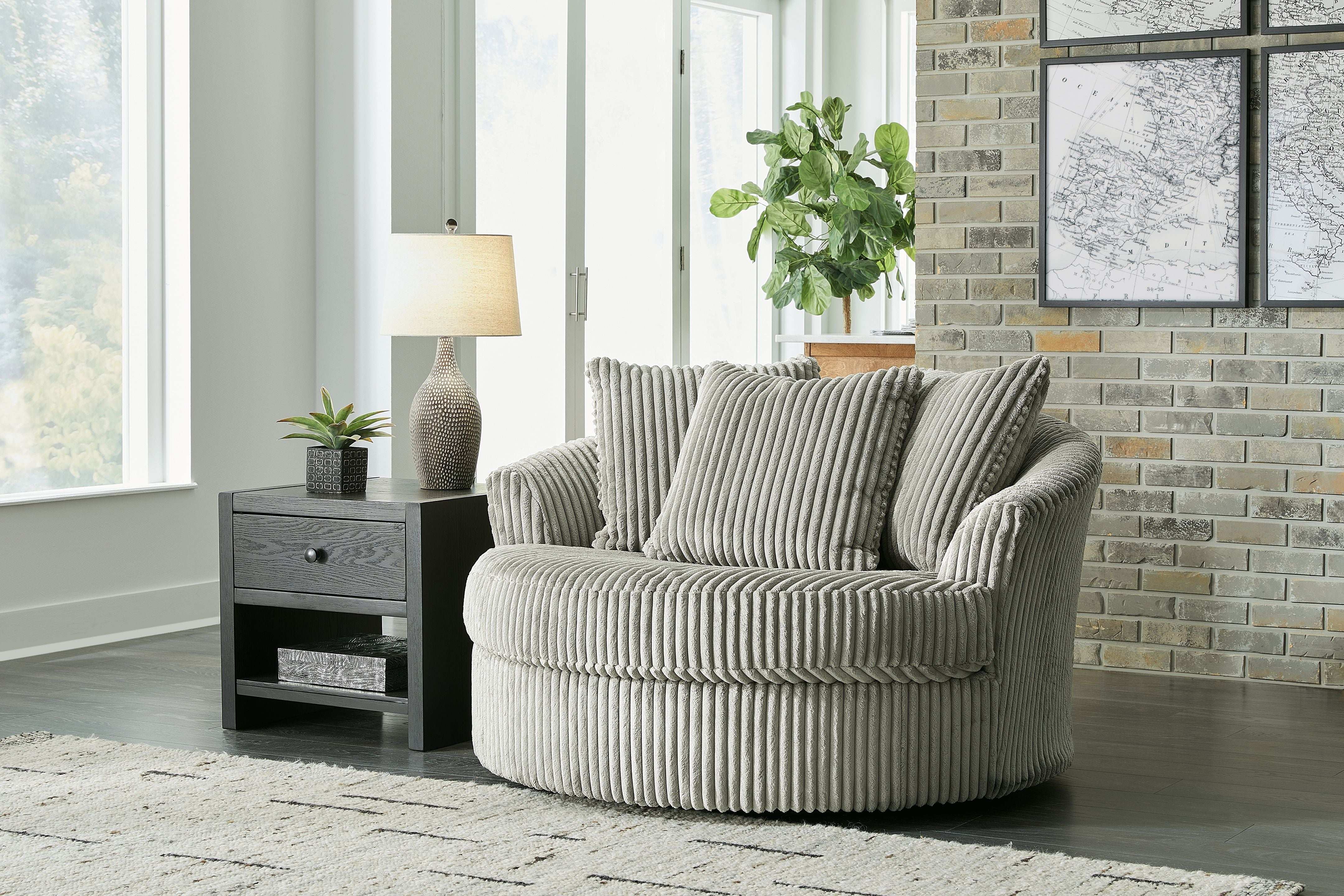 Lindyn - Oversized Swivel Accent Chair - Best Buy Furniture